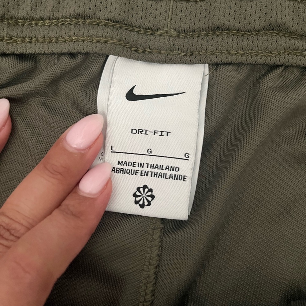💛 bundle -$6 Nike Men's Dri-Fit Green Athletic Shorts - Picture 4 of 6